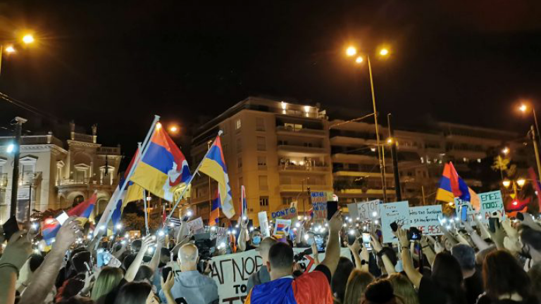 Αρμένιοι και Έλληνες διαδήλωσαν κατά των επιθέσεων Τούρκων και Αζέρων κατά των Αρμενίων