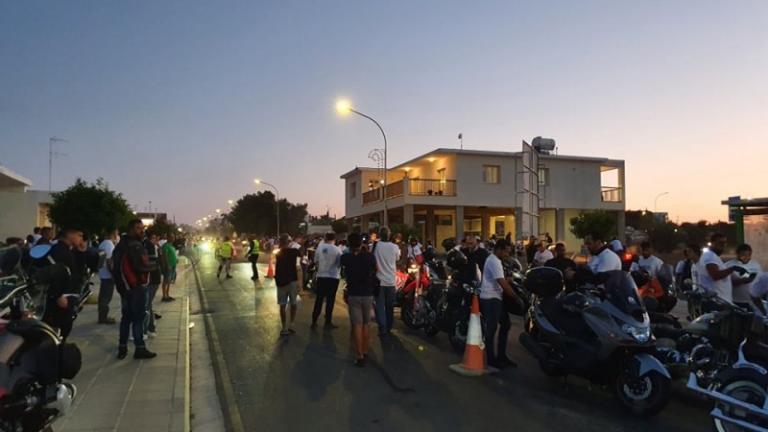 Πλήθος Κυπρίων στο οδόφραγμα της Δερύνειας: Είμαστε όλοι Αμμοχωστιανοί, είμαστε όλοι Κερυνειώτες (ΒΙΝΤΕΟ-ΦΩΤΟ)