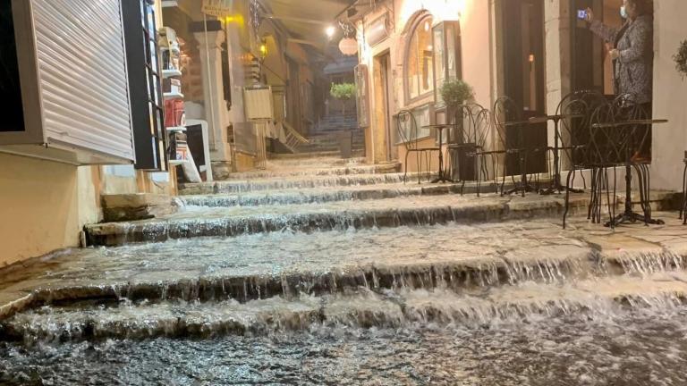 Καιρός: Ξεκίνησε η κακοκαιρία εξπρές - Πλημμύρισαν δρόμοι στην Κέρκυρα