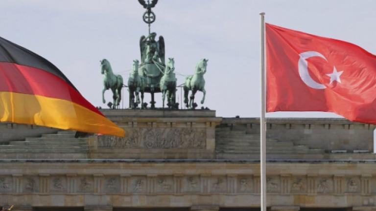 Ο Ερντογάν χλευάζει και τη Γερμανία, αλλά η Μέρκελ πιέζει μόνο για διάλογο...