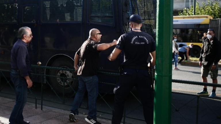 Σε 10 προσαγωγές ατόμων που πρόσκεινται στη Χρυσή Αυγή προχώρησε, σύμφωνα με πληροφορίες του ΑΠΕ-ΜΠΕ, η αστυνομία επειδή συγκεντρώθηκαν έξω από το Εφετείο Αθηνών παρά τη σχετική απαγόρευση με απόφαση του γενικού αστυνομικού διευθυντή Αττικής.  Την ίδια ώρα στην λεωφόρο Αλεξάνδρας εξελίσσεται μεγάλη συγκέντρωση κατά της Χρυσής Αυγής με αίτημα «τις ανώτερες δυνατές ποινές» για τους καταδικασμένους. Το ρεύμα κυκλοφορίας από Πατησίων προς Κηφισίας είναι κλειστό μπροστά στο Εφετείο.  Νωρίτερα, η Μάγδα Φύσσα, η ο