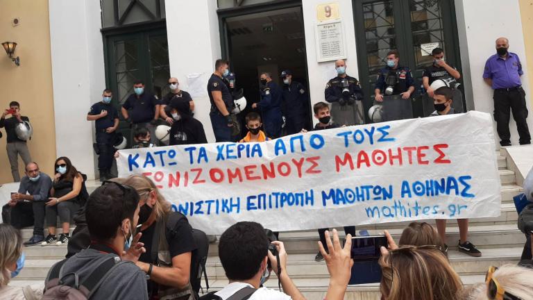 Ελεύθερος αφέθηκε ο 14χρονος μαθητής από το Χαλάνδρι που κρατούνταν στη ΓΑΔΑ