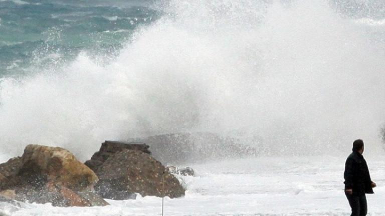 Ισχυρές καταιγίδες, πιθανές χαλαζοπτώσεις και θυελλώδεις νοτιάδες σήμερα στα δυτικά, σύμφωνα με το meteo