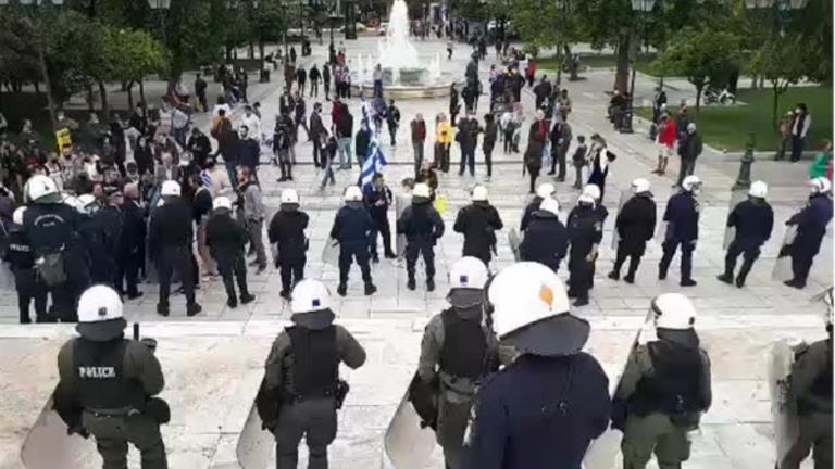 28η Οκτωβρίου: Ένταση στο Σύνταγμα και στη Θεσσαλονίκη (ΦΩΤΟ-ΒΙΝΤΕΟ)