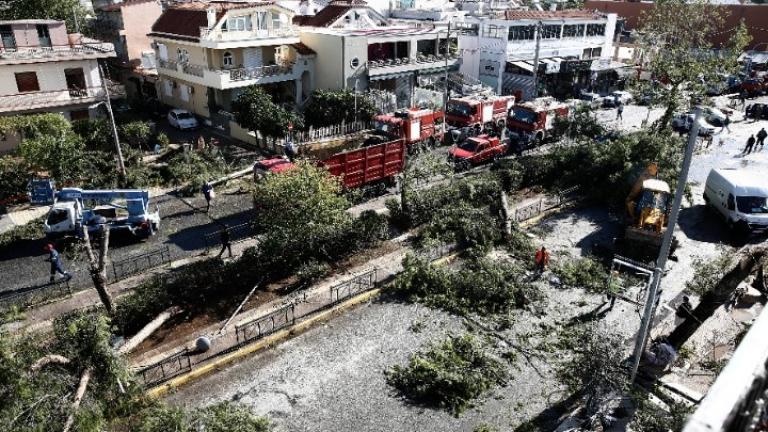 Τρεις άνθρωποι τραυματίστηκαν από τα έντονα καιρικά φαινόμενα το πρωί στο Νέο Ηράκλειο. Ασθενοφόρα του ΕΚΑΒ τους μετέφεραν στα νοσοκομεία «Ευαγγελισμός» και ΚΑΤ.  Η Αττική δέχτηκε το μεγαλύτερο πλήγμα από την κακοκαιρία, κυρίως από τον δυνατό αέρα, που προξένησε ζημιές κυρίως στην περιοχή του Νέου Ηρακλείου, σύμφωνα με τα στοιχεία της Πυροσβεστικής.  Όπως ανακοινώθηκε από το αρχηγείο του Πυροσβεστικού Σώματος, μετά την εκδήλωση των επικίνδυνων καιρικών φαινομένων σε διάφορες περιοχές της Ελλάδας, από χθες Δ