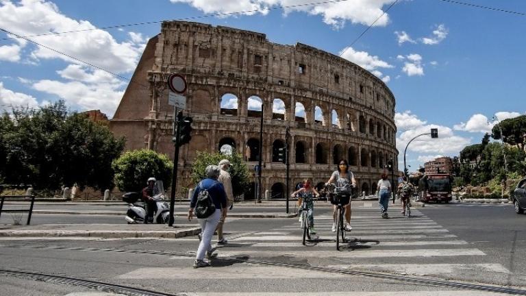 Υποχρεωτική η μάσκα σε όλους τους ανοικτούς χώρους στη Ρώμη