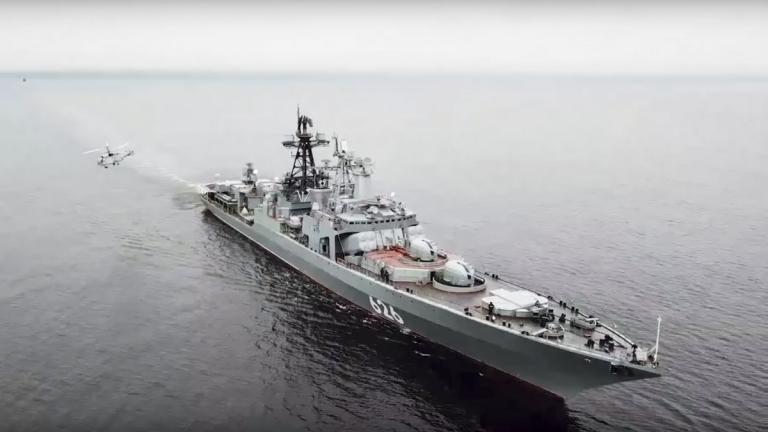 Δείτε το ρωσικό πολεμικό πλοίο «Αντιναύαρχος Κουλάκοφ» να μπαίνει στο λιμάνι του Πειραιά