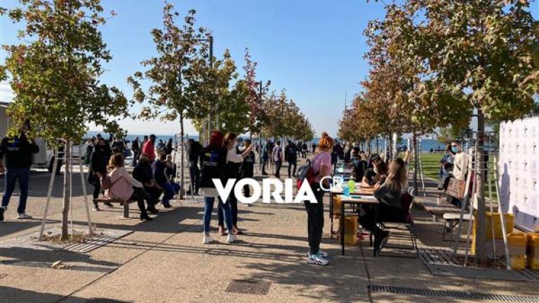 Τεράστια ουρά για τα δωρεάν rapid test στην παραλία της Θεσσαλονίκης (ΒΙΝΤΕΟ-ΦΩΤΟ)