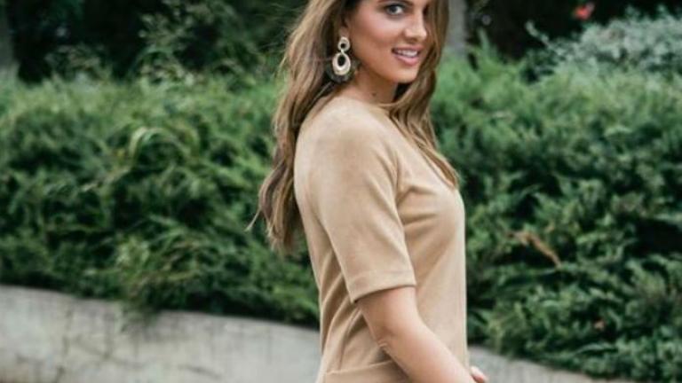 Στόλισε το χριστουγεννιάτικο δέντρο του σπιτιού μαζί με τις κόρες της