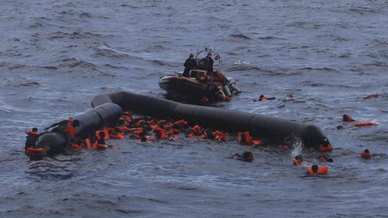 Τουλάχιστον 74 άνθρωποι νεκροί σε ναυάγιο πλοιαρίου στα ανοιχτά της Λιβύης