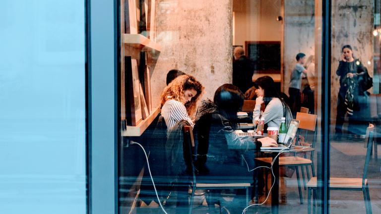 Εστιατόρια, καφέ, γυμναστήρια ενέχουν τον μεγαλύτερο κίνδυνο μετάδοσης του κορονοϊού, σύμφωνα με μελέτη