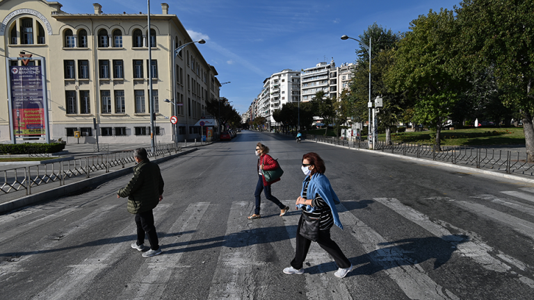 Κορονοϊός: Στο τραπέζι και νέα μέτρα - Χριστούγεννα με το... κυάλι