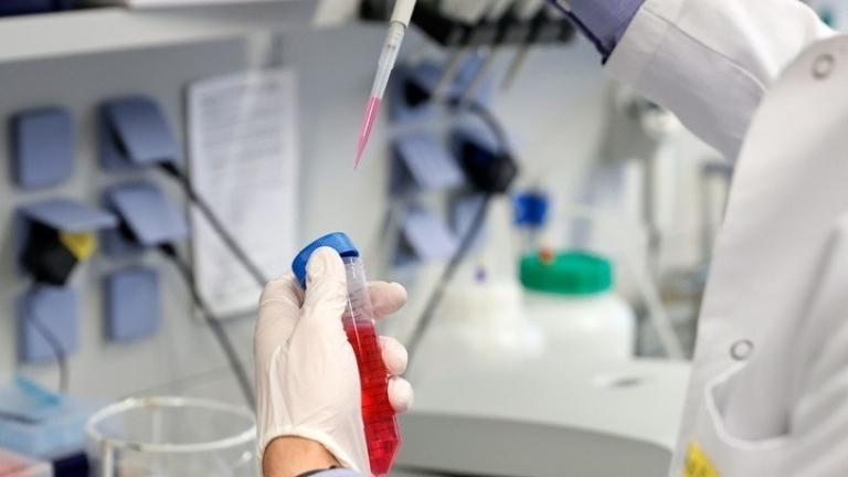 Covid-19: Η AstraZeneca συνεχίζει τις δοκιμές του εμβολίου της