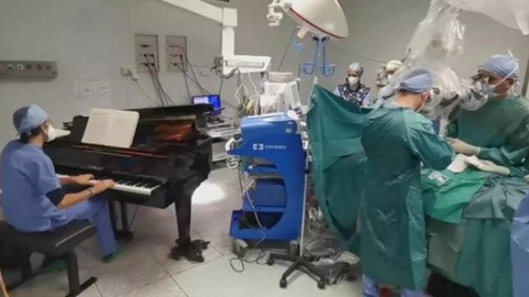 Ιταλία: Γιατρός-μουσικός έπαιζε πιάνο δίπλα σε 10χρονο ασθενή, κατά τη διάρκεια επέμβασης αφαίρεσης όγκου