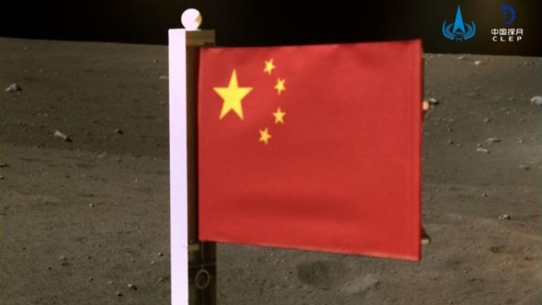 Μία δεύτερη σημαία «κυματίζει» πια στη Σελήνη, η κινεζική