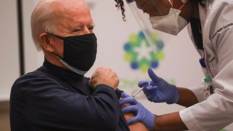 ΗΠΑ-Covid-19: Ο Τζο Μπάιντεν εμβολιάστηκε και προέτρεψε τους Αμερικανούς να κάνουν το εμβόλιο