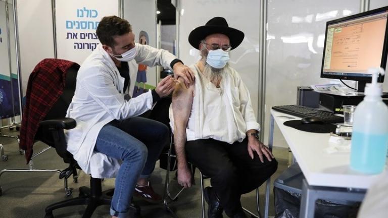 Πώς το Ισραήλ κατάφερε να προηγείται στην παγκόσμια «κούρσα» των εμβολιασμών κατά της Covid-19