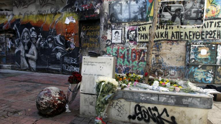 ΚΝΕ: Η αστυνομία παρεμπόδισε αντιπροσωπεία να αφήσει ένα λουλούδι στον τόπο της δολοφονίας του Γρηγορόπουλου