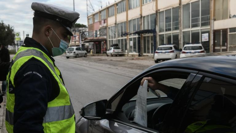 Σε «αυστηρό lockdown» τέθηκε από χθες η Δυτική Αττική - Αστυνομικοί πραγματοποιούν ελέγχους στην Ελευσίνα για να ελέγξουν τις βεβαιώσεις μετακίνησης και τα sms 