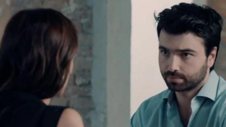 8 Λέξεις (23/12): Ο Δημήτρης αναγκάζεται να υποκύψει στον εκβιασμό του Αλέκου