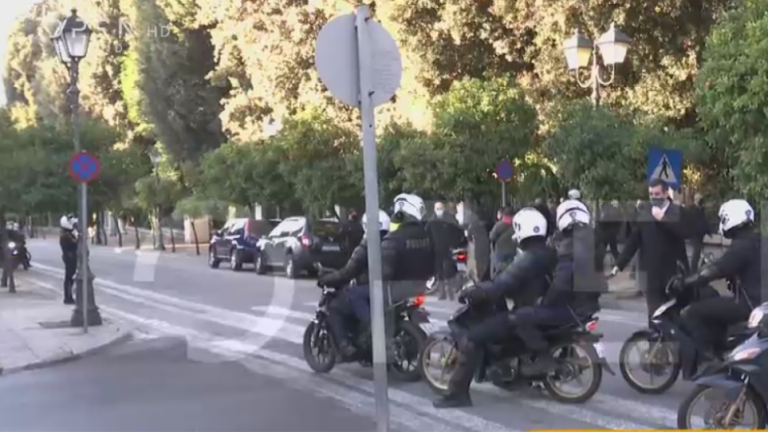 Αιφνιδιαστική διαμαρτυρία εργαζομένων στην εστίαση έξω από το Μέγαρο Μαξίμου