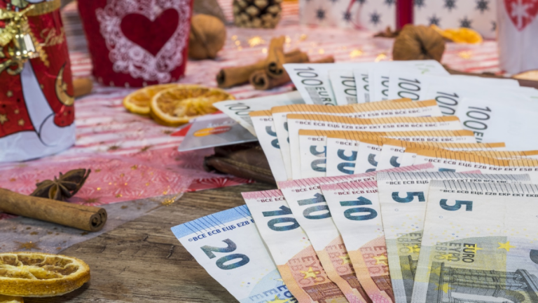 Σήμερα καταβάλλεται από τον εργοδότη και το δημόσιο το Δώρο Χριστουγέννων 