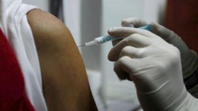 Η Βρετανία ετοιμάζεται για τις πρώτες χορηγήσεις του εμβολίου της Pfizer