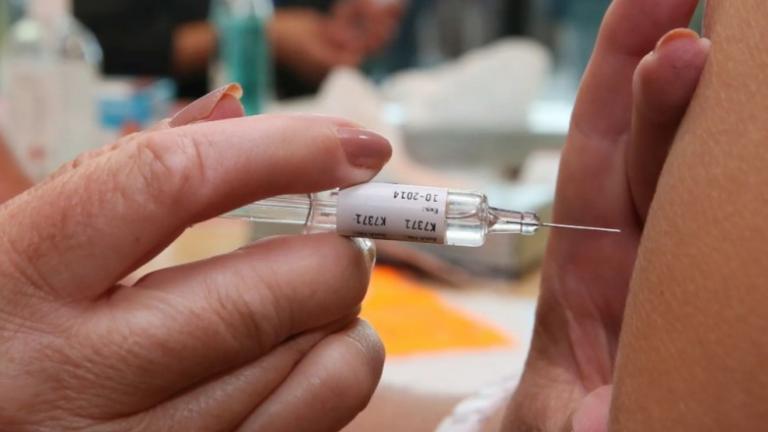 Στις ανησυχίες για το πόσο ασφαλές είναι το εμβόλιο απαντούν Σύψας - Παγώνη