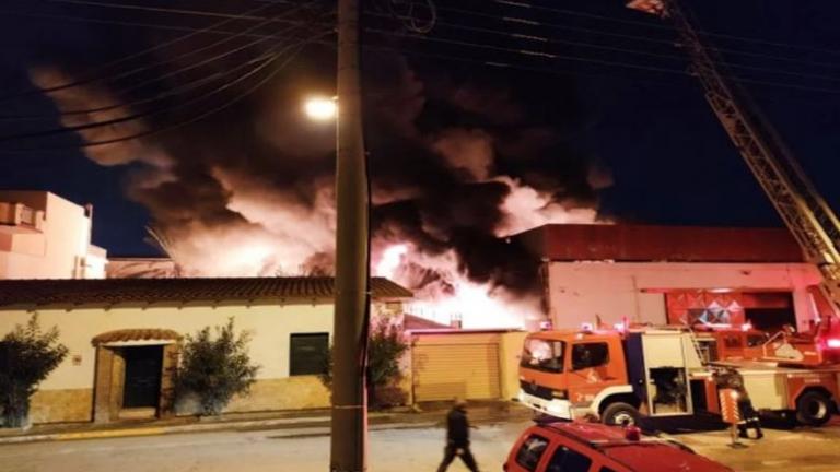Υπό μερικό έλεγχο η φωτιά στο Μοσχάτο - Τι πρέπει να προσέξουν οι πολίτες