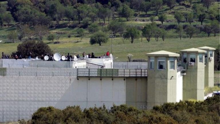 Σε έρευνα που έγινε βρέθηκαν πάνω του 345 γραμμάρια χασίς και 108 γραμμάρια ηρωίνης, δύο κινητά, 200 ευρώ και έγγραφα – Ναρκωτικά και στον Κορυδαλλό