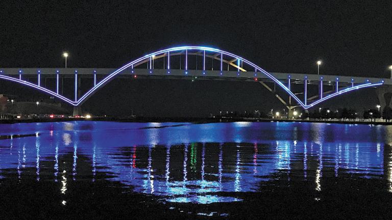 Στα γαλανόλευκα φωταγωγήθηκε η γέφυρα του Μιλγουόκι προς τιμήν του Αντετοκούνμπο
