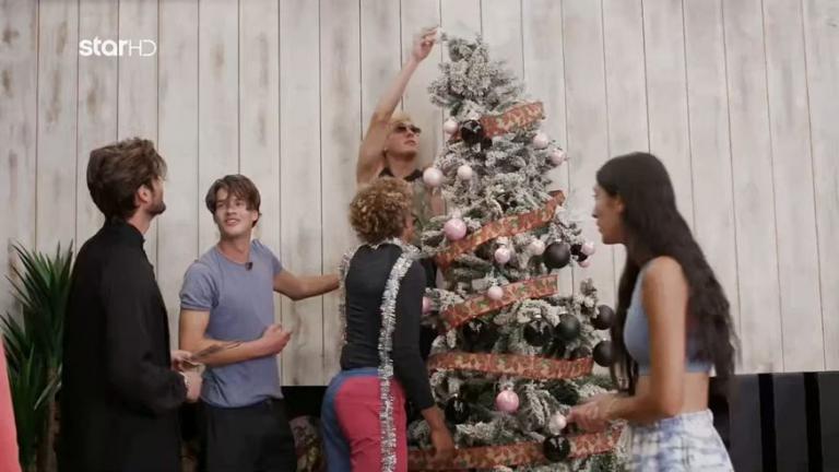Η έκπληξη του Γιώργου Καράβα με το χριστουγεννιάτικο δέντρο στον ημιτελικό και τα δώρα που έκανε στα μοντέλα