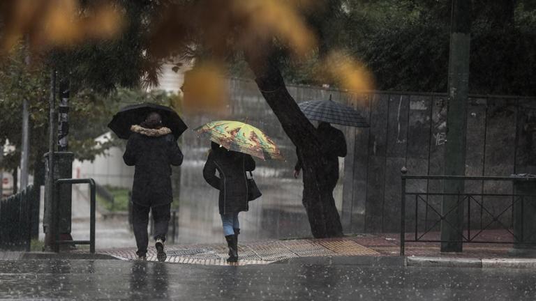 Στην Αττική άρχισε η επέλαση της κακοκαιρίας - Σαρώνουν τα έντονα καιρικά φαινόμενα τα δυτικά της χώρας - Πεσμένα δέντρα και υλικές ζημιές άφησε πίσω της η καταιγίδα στην Κέρκυρα