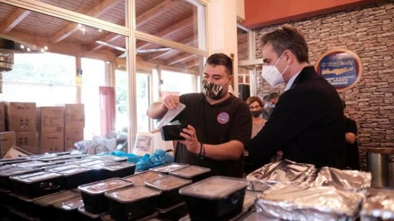Μερίδες φαγητού και δώρα μοίρασε ο πρωθυπουργός σε ανθρώπους που έχουν ανάγκη