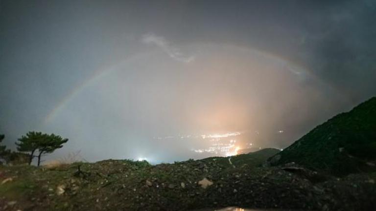 Σπάνιο φαινόμενο στη Σάμο: Νυχτερινό ουράνιο τόξο μετά το πέρας της καταιγίδας