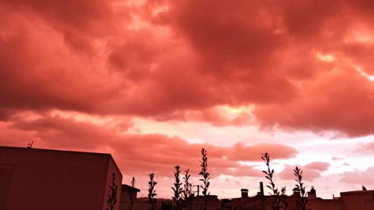 Ο ουρανός της Αττικής βάφτηκε κόκκινος (ΦΩΤΟ)