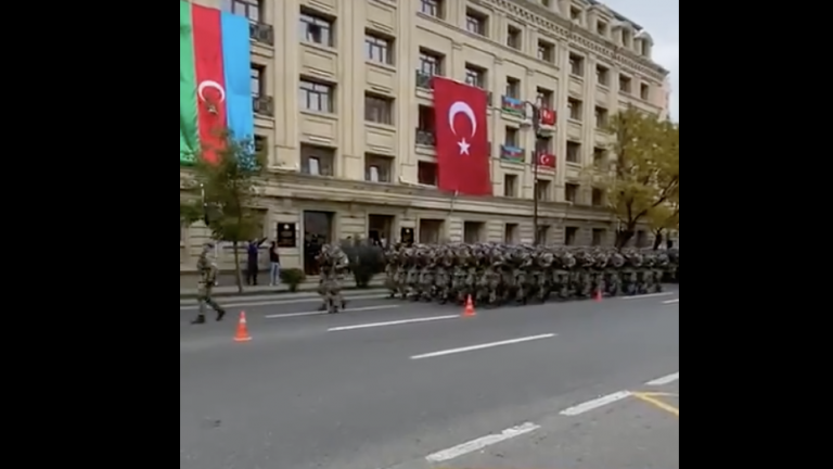 Οι Τούρκοι όχι απλά δεν κρύβουν τις στρατιωτικές επεμβάσεις, τις διαφημίζουν κιόλας - Παρελαύνουν στο Μπακού