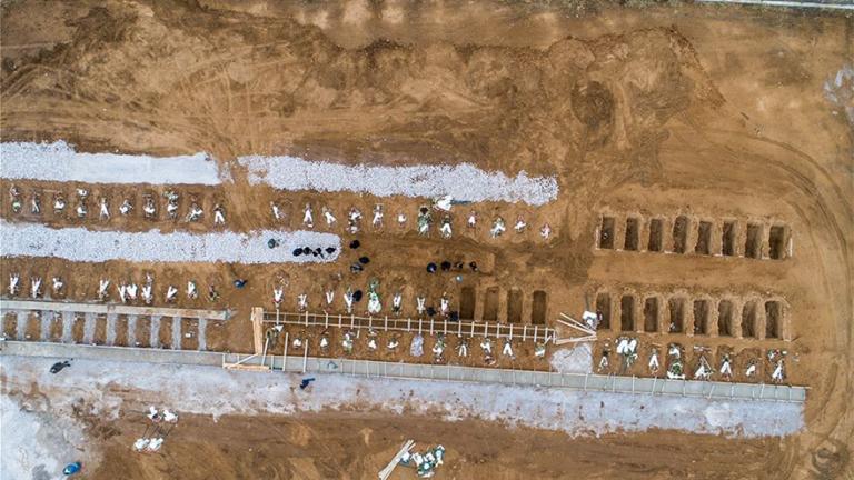ΣΚΛΗΡΕΣ Αποκαρδιωτικές εικόνες: Ανοίγουν δεκάδες νέους τάφους στη Θεσσαλονίκη για τα θύματα του κορονοϊού