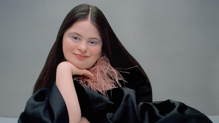 Η Έλι Γκολντστάιν που γεννήθηκε με σύνδρομο Down γράφει ιστορία στο εξώφυλλο του Allure