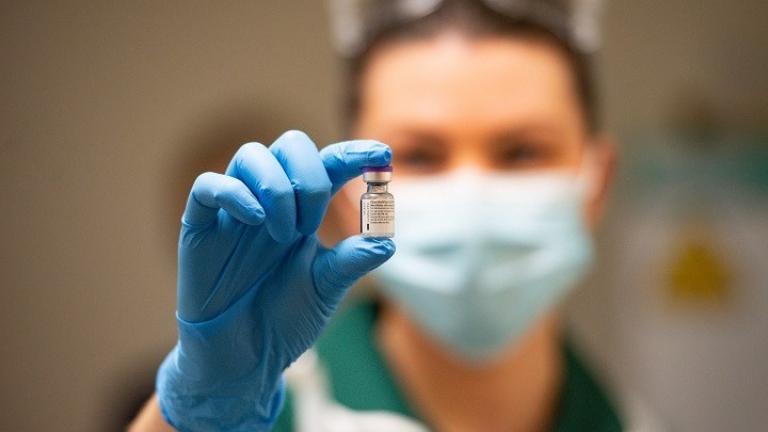 Δημοσίευση των αποτελεσμάτων των κλινικών δοκιμών του εμβολίου των Pfizer-BioNTech - Ποιες οι παρενέργειες