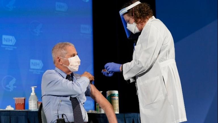 ΗΠΑ: Ο Φάουτσι εμβολιάστηκε μπροστά στις κάμερες