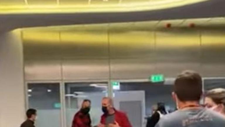 Πέτρος Κωστόπουλος: Επεισόδιο στο αεροδρόμιο με άλλους επιβάτες