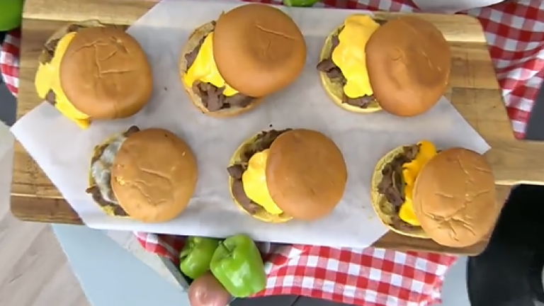 Nόστιμο cheesesteak burgerαπό τον Λάμπρο Βακιάρο