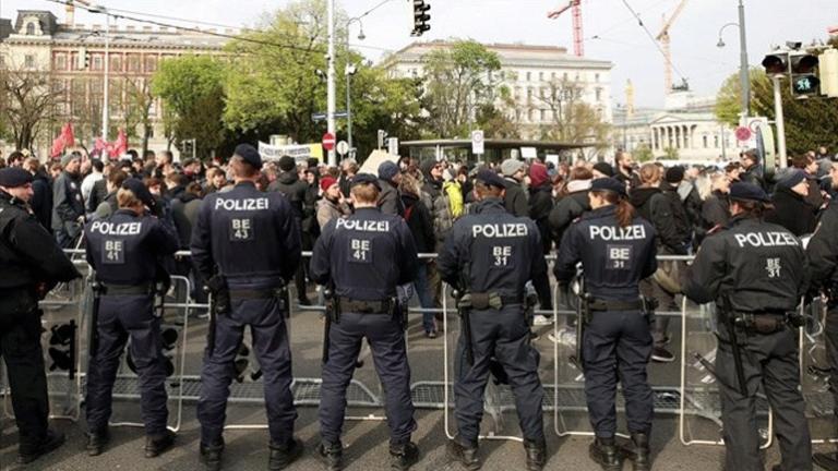 Διαδηλώσεις στην Αυστρία κατά των περιοριστικών μέτρων για τον κορονοϊό