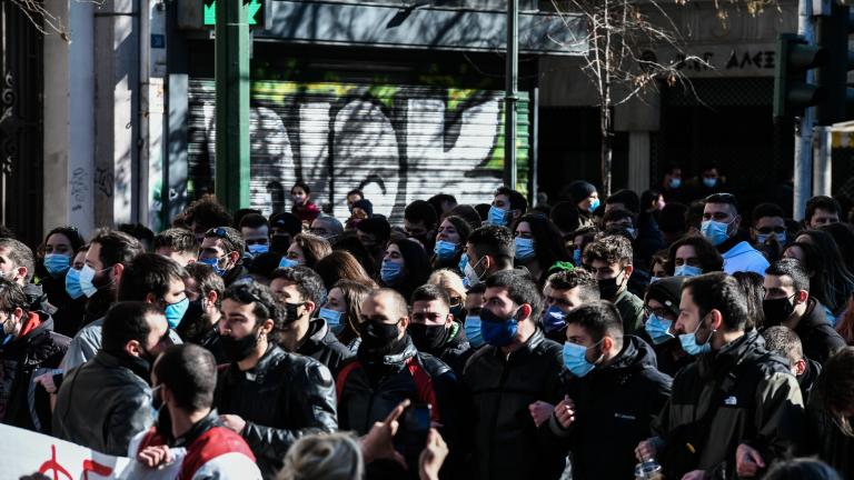 Σε εξέλιξη το πανεκπαιδευτικό συλλαλητήριο στο κέντρο της Αθήνας παρά την απαγόρευση 