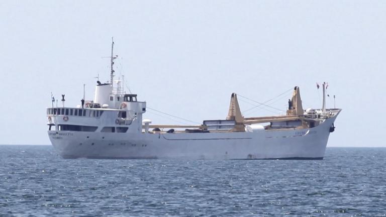 Πρόσκρουση φορτηγού οχηματαγωγού πλοίου στο λιμάνι της Μυτιλήνης 