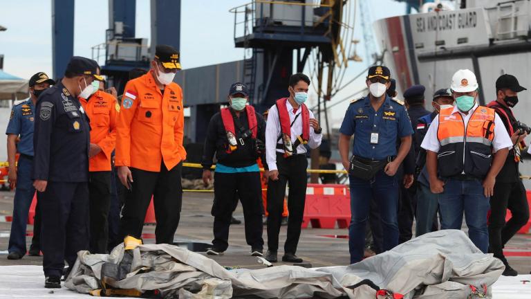 Ινδονησία: Εντοπίστηκαν τα μαύρα κουτιά του Boeing 737-500, δύτες θα αναλάβουν να τα ανασύρουν από τον βυθό