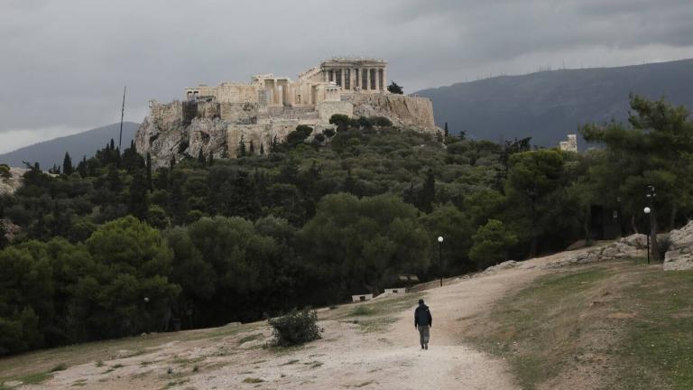 Καιρός (3/1): Έντονα φαινόμενα με βροχές και χιονιά στα ορεινά