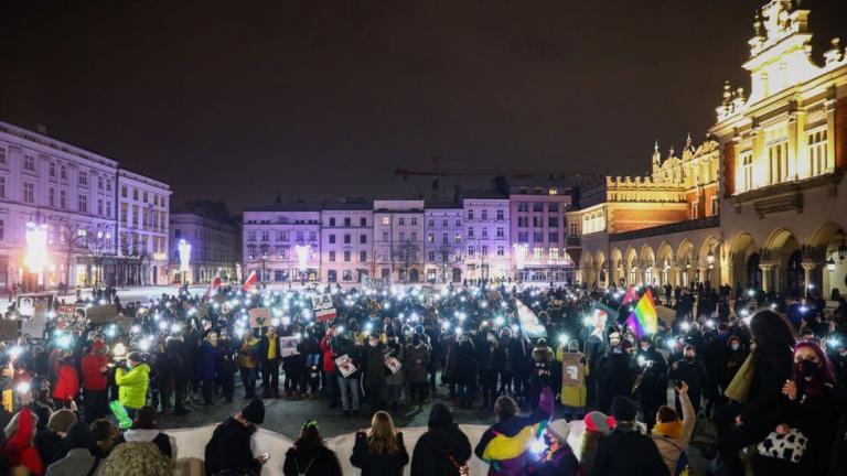 Πολωνία: Δεύτερη νύκτα διαδηλώσεων στη Βαρσοβία και άλλες πόλεις μετά τη δημοσίευση του διατάγματος που απαγορεύει ουσιαστικά τις αμβλώσεις