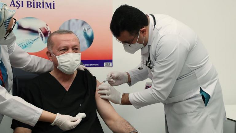Reuters: Η Τουρκία έχει εμβολιάσει πάνω από 500.000 ανθρώπους τις πρώτες δύο ημέρες του εμβολιασμού
